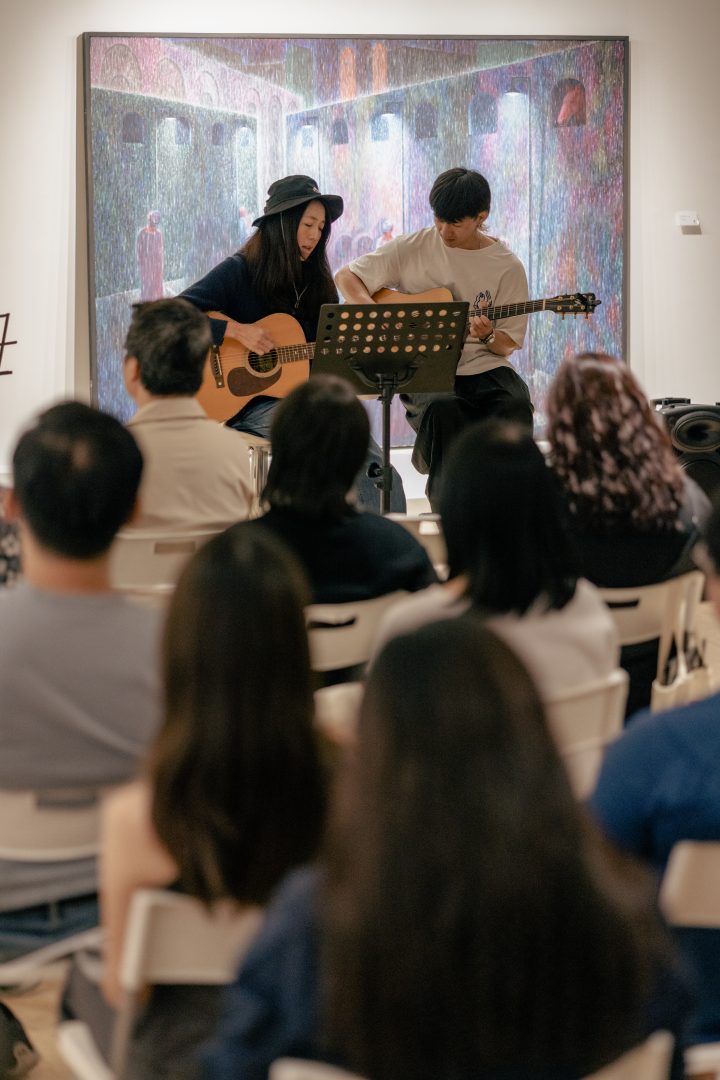 近年，Aki多与弹指吉他手武人搭档演出，其中一场为于Suma-Orientalis画廊所主办的诗歌Open-Mic活动。她所写下的词与意境，很多都富含诗意。（陈子韩摄）