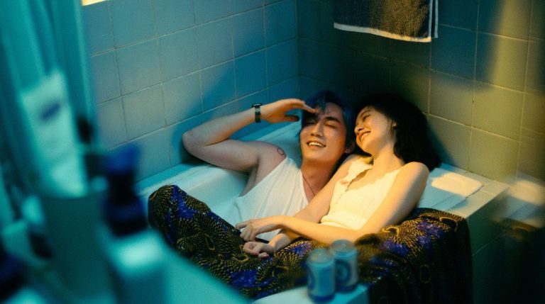 《负负得正》像一次堆栈摄影，爱情和照片都可以修成正果。