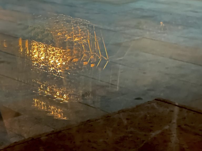 王府井酒吧窗边，电池烛光和酒客调笑声摇曳。