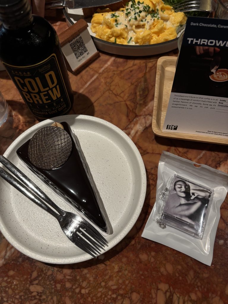 Olivia Dean所属厂牌在世界多地推出活动宣传他的第二张专辑The Art of Loving。（作者提供）