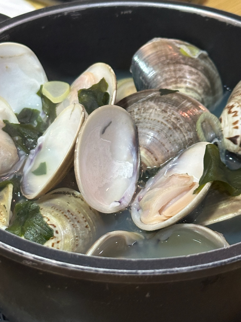 下酒不手软的煮大蚬。（作者提供）