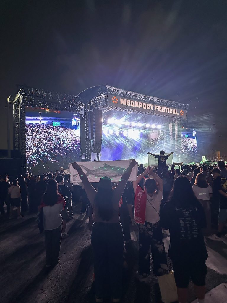 鲸鱼虱目鱼同游的南壩天。（作者提供）