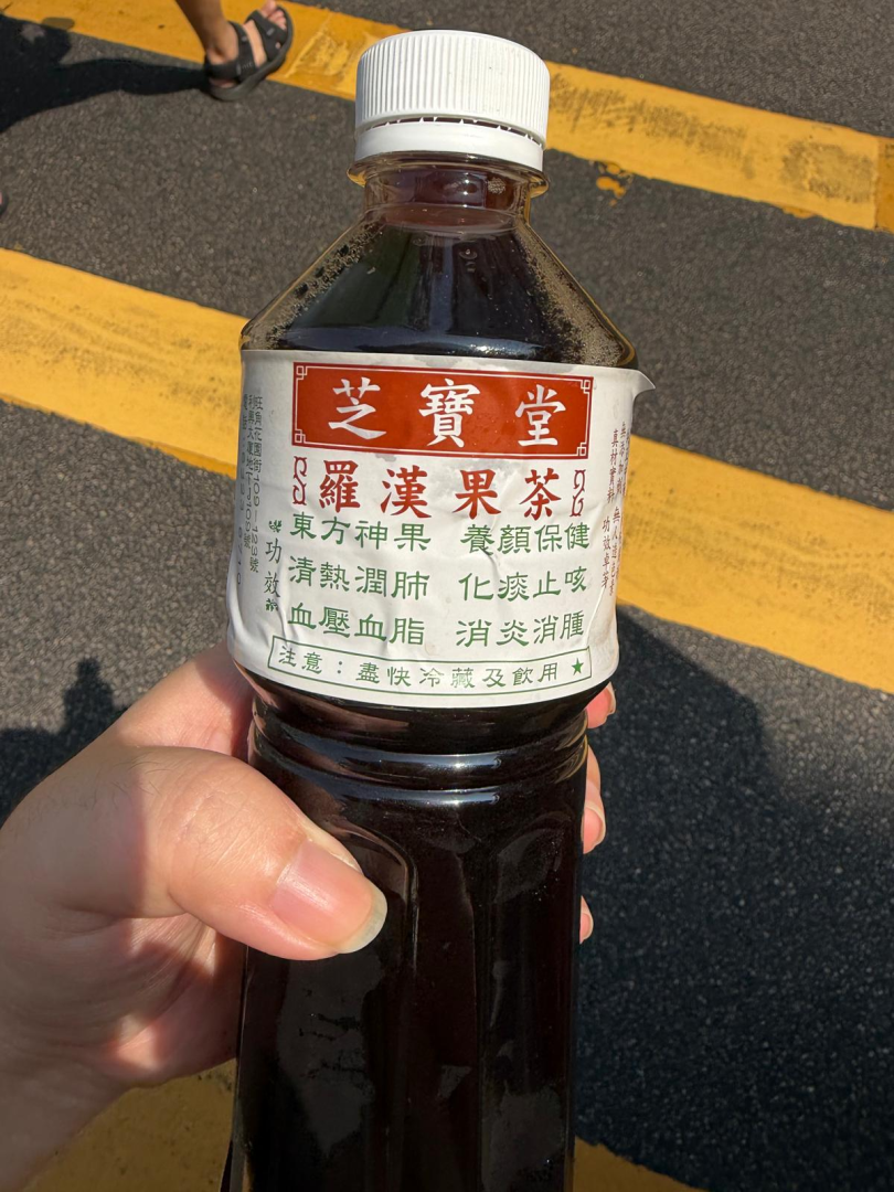 香港街头随处可见凉茶铺。炎炎夏日来一瓶罗汉果茶，虽然入口苦涩，却是不少香港人消暑、去“热气”的日常。（作者提供）